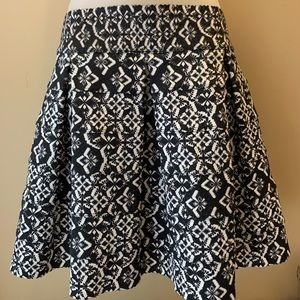 Cute hi-waisted black & white skirt. Size XL.